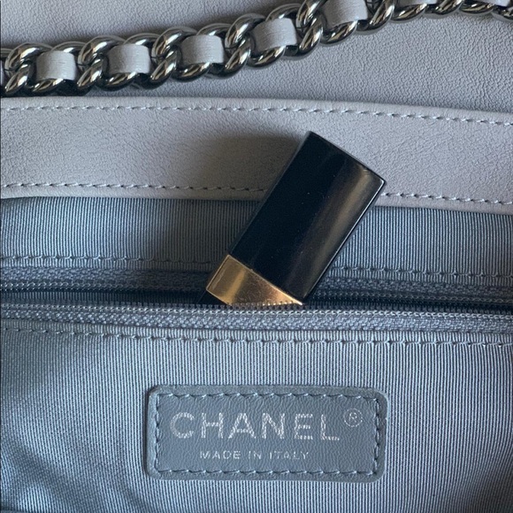 SOLD.Chanel Medium Chain Around Bag - Picture 4 of 6
